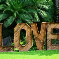 Mesa de boda con cristalería y servilletas rosas