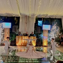 Centro de mesa floral alto con flores de colores